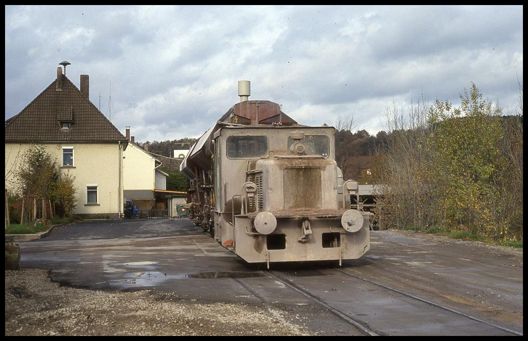 Jung Werklok 1 der Kalkwerke in Grevenbrück am 27.10.1994. Die Lok wurde von Jung unter der Nummer 13432, Typ RK 8 B, ausgeliefert. Nach ihrer Verwendung als Werklok in Grevenbrück wurde sie in der Nähe als Denkmal aufgestellt.