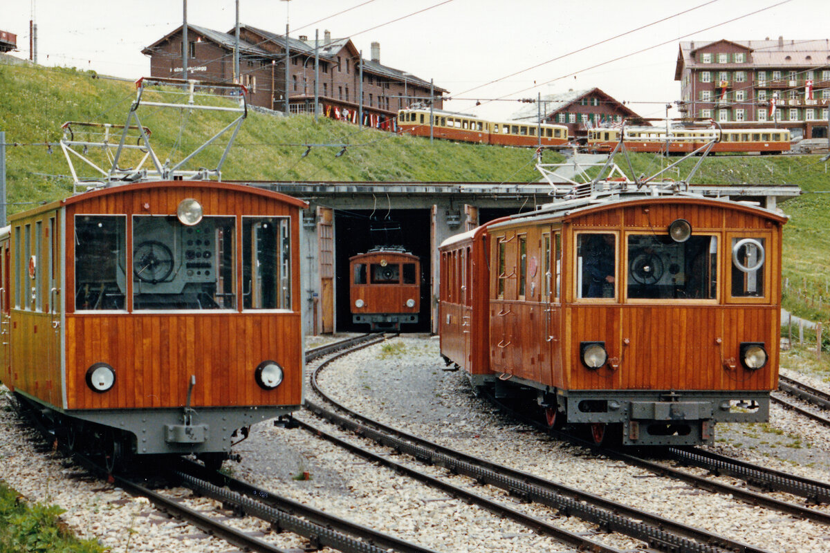 JUNGFRAUBAHN (JB).
Erinnerung an die JUNGFRAUBAHN der 80-iger-Jahre.
An Grosskampftagen wurden damals noch die letzten verfügbaren Reserven bereit gestellt.  He 2/2 Sommerentlastungszüge vor dem Depot Kleine Scheidegg.
Foto: Walter Ruetsch   