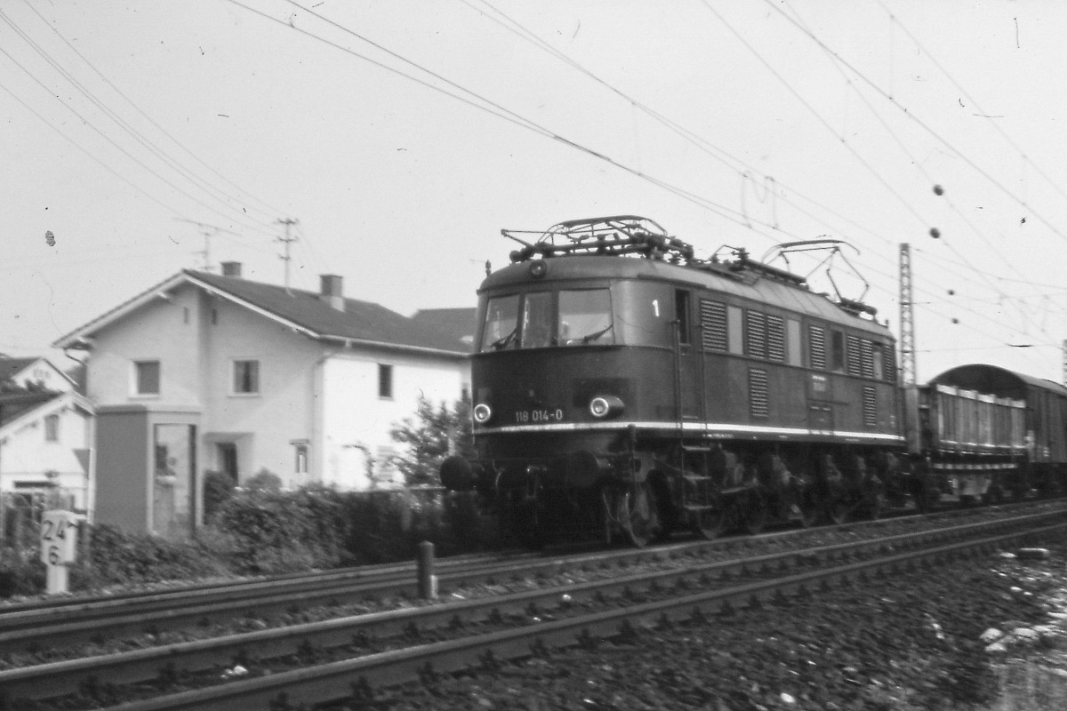 Juni 1973 - Prien am Chiemsee - 118 014 im Güterzugdienst