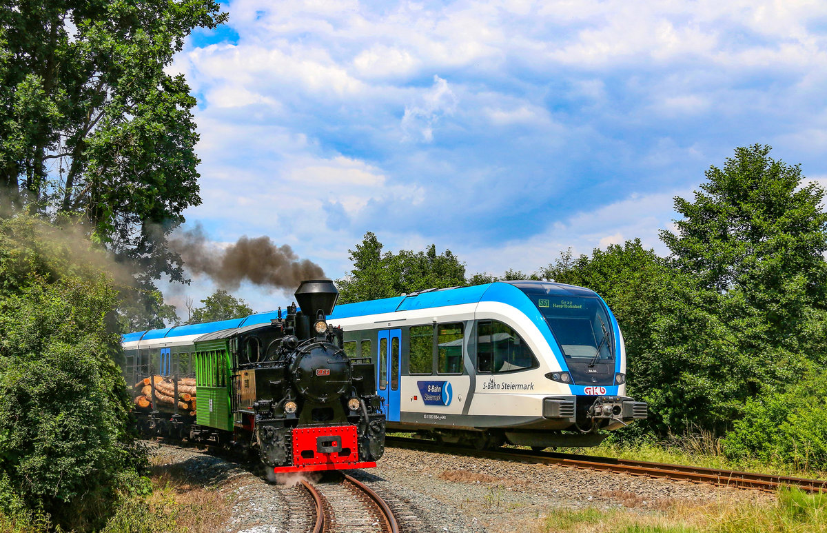 Juni 2015.
764.411 R trifft im Bahnhof Preding Wieselsdorf auf GTW 08