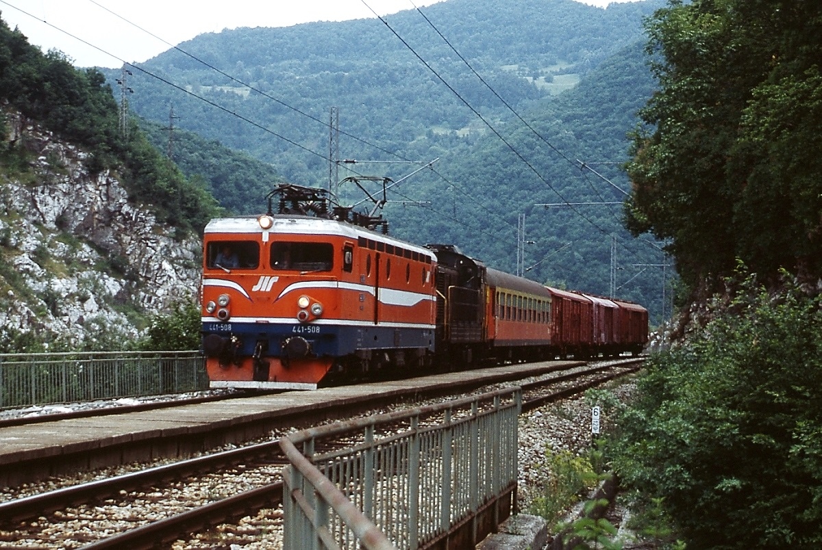 JZ 441-508 durchfährt im Juni 2000 einen Bahnhof auf der Strecke von Pozega nach Kraljevo. Die Lok wurde 1975 bei Rade Koncar hergestellt und 2010 abgestellt.