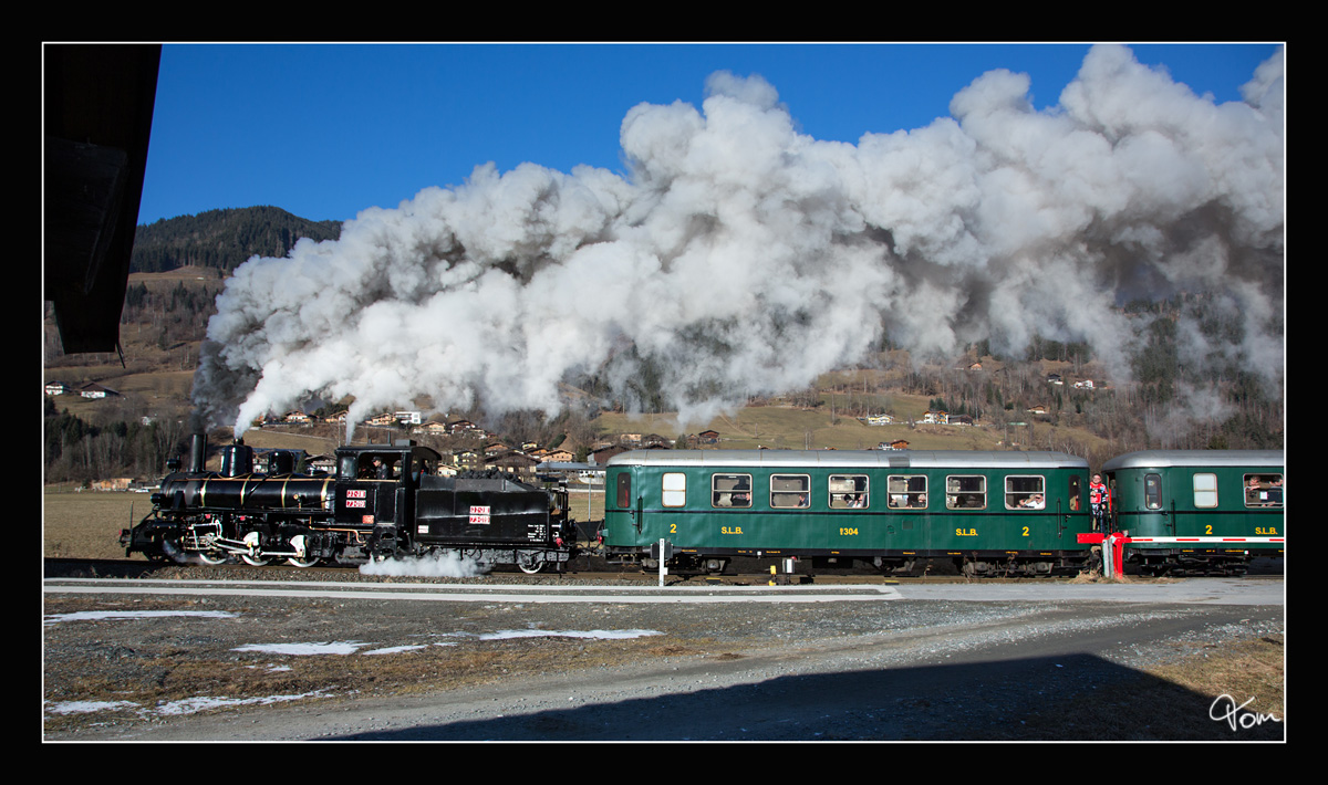 JZ 73-019 der Pinzgaubahn, dampft mit dem Wintermärchendampfzug 3394 von Zell am See nach Krimml. 
Fürth-Kaprun 29.12.2016