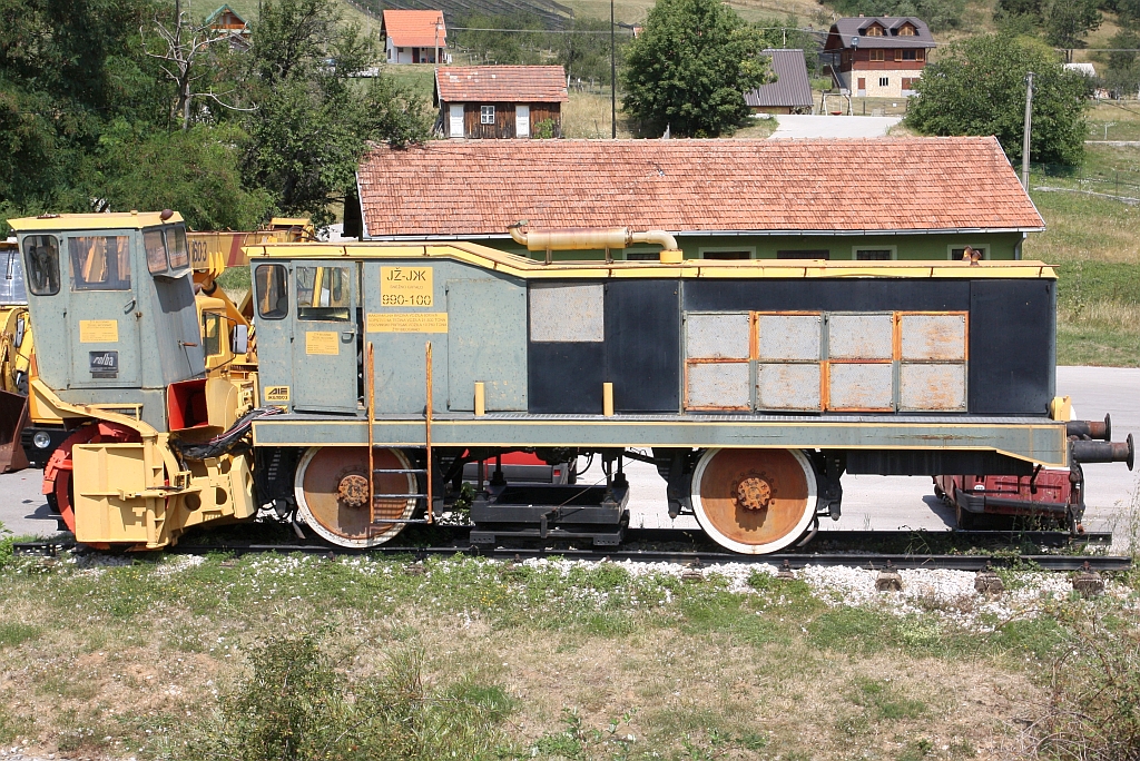 JZ 990-100, eine Schneefr�se (Hersteller: Rolba AG - Z�rich und Flug- u. Fahrzeugwerke A.G. Altenrhein (St. Gallen), Baujahr: 1969/70) als Denkmal aufgestellt bei der Stanica Sargan-Vitasi. - Bild vom 12.August 2026.