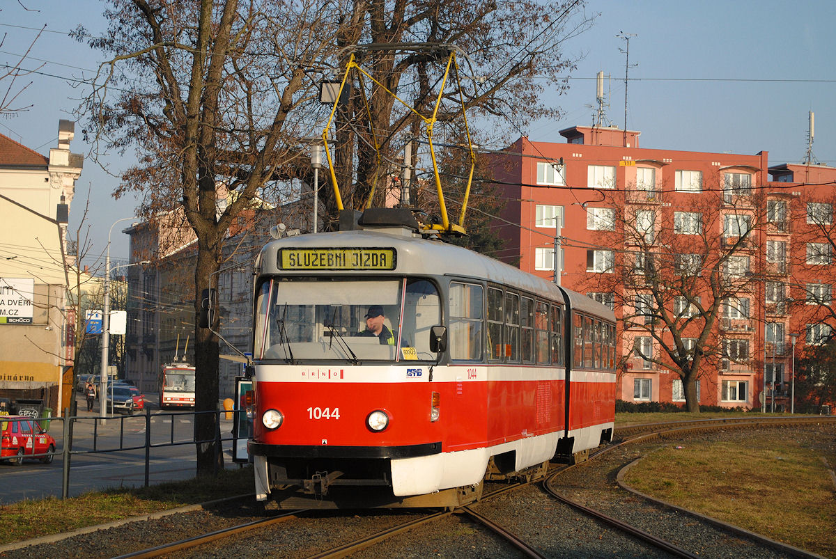 K2 1044 fährt als Dienstwagen durch die Haltestelle Vystaviste hl. vstup in Richtung Betriebsbahnhof Pisarky. (20.02.2015)