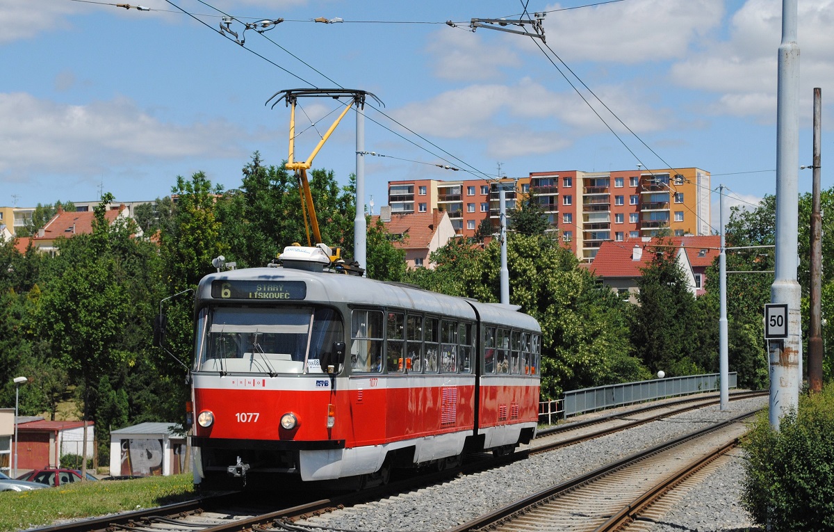 K2 1077 nähert sich der Zwischenendstelle Smermova. (30.06.2018)