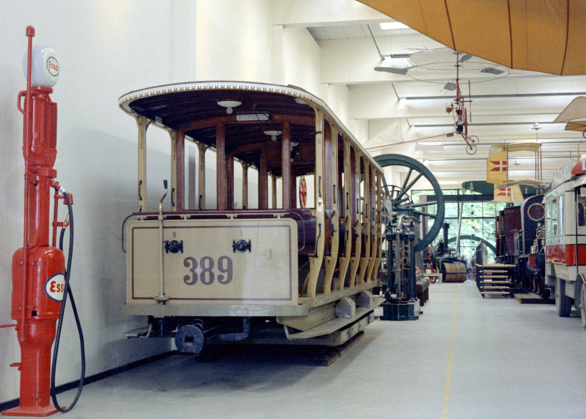 København / Kopenhagen De Kjøbenhavnske Sporveie / Københavns Sporveje: Offener Beiwagen 389 (1909 als Nummer 1172 von der Waggonfabrik Scandia in Randers (Jütland) hergestellt). - Diese Beiwagen waren vor allem für den Sommerverkehr zu den Waldgebieten nördlich von Kopenhagen bestimmt. Die letzten Beiwagen dieser Art waren bis 1936 in Betrieb. - Aufnahmeort: Danmarks Tekniske Museum in Helsingør. Aufnahmedatum: 15. Juni 1969. - Heute befindet sich der Bw in der Sammlung des Dänischen Straßenbahnmuseums (Sporvejsmuseet Skjoldenæsholm). - Scan eines Farbnegativs. Film: Kodak Kodacolor X.