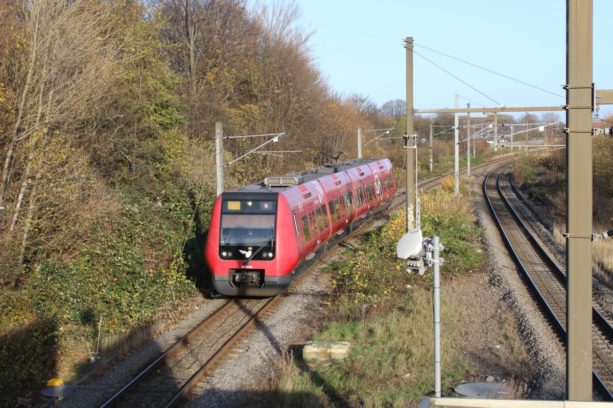 København / Kopenhagen DSB S-Bahn am 17. November 2013: Ein Zug der Linie F, der nach Ny Ellebjerg über Nørrebro und Flintholm fährt, nähert sich dem S-Bf Bispebjerg.