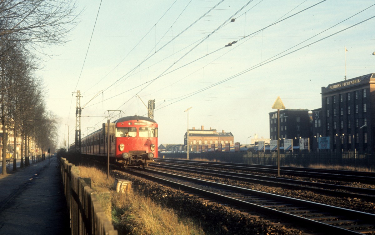København / Kopenhagen DSB S-Bahn: Linie B fährt im Februar 1975 auf der Strecke zwischen den S-Bahnhöfen Nordhavn und Østerport. 
