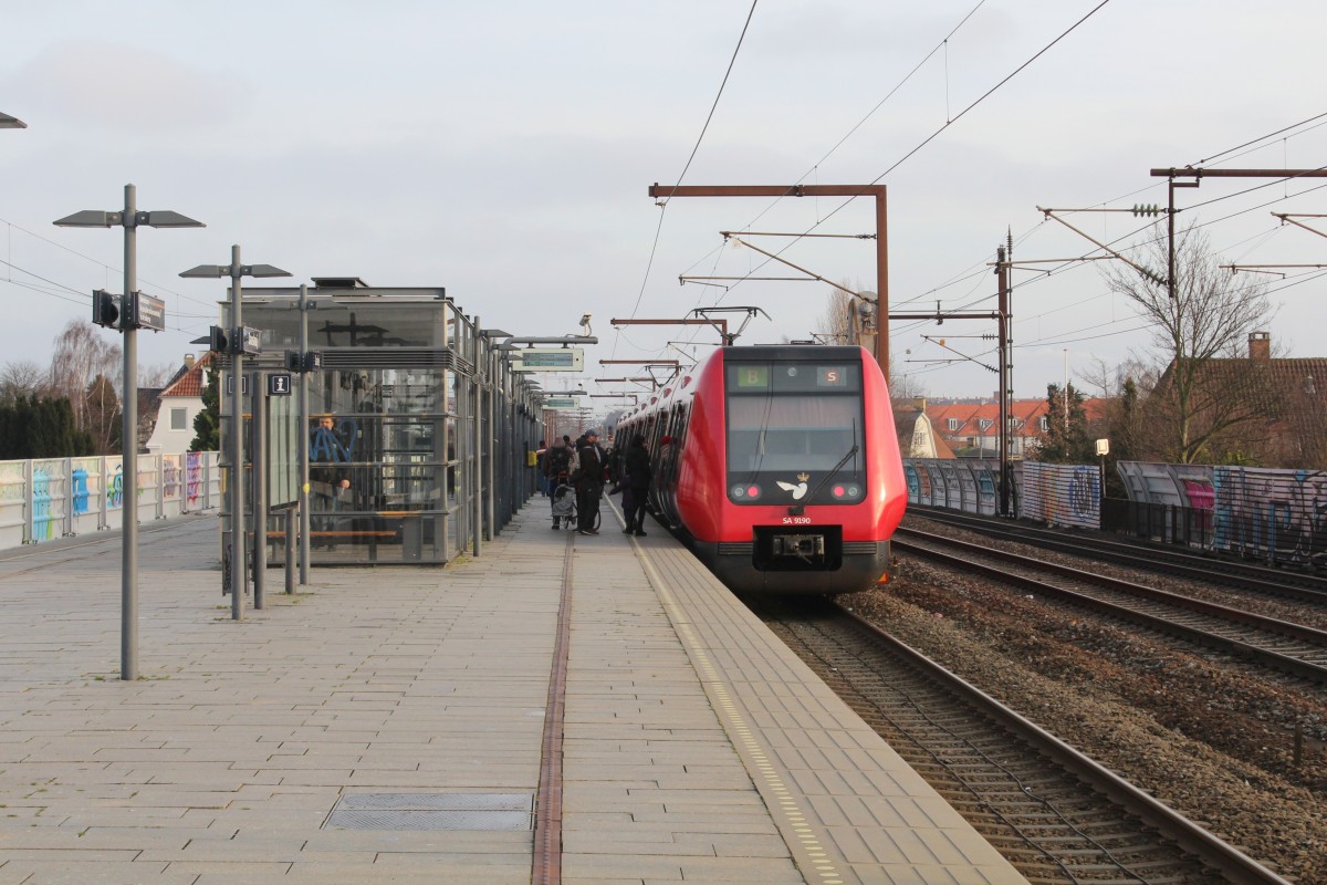 København / Kopenhagen DSB S-Bahn: Linie B (SA 9190) S-Bahnhaltestelle Danshøj am 30. Dezember 2013. - Der Zug fährt in Richtung Hillerød (über København H / Kopenhagen Hauptbahnhof und Holte).