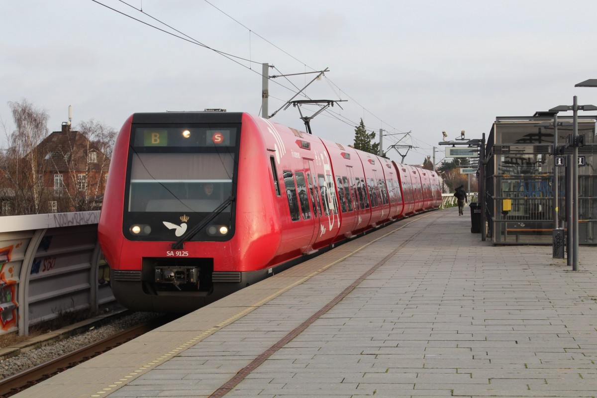 København / Kopenhagen DSB S-Bahn: Linie B (SA 9125) S-Bahnhaltestelle Danshøj am 30. Dezember 2013. - Der Zug fährt in Richtung Høje Taastrup.