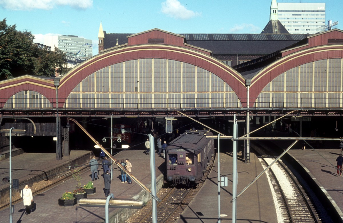 København / Kopenhagen DSB S-Bahn: Linie Bx hält am 30. September 1972 im Kopenhagen Hauptbahnhof.
