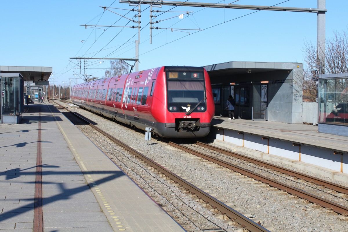 København / Kopenhagen DSB S-Bahn: Linie F (LHB/Siemens-SA 9103) S Bf Vigerslev Allé am 13. März 2014. 