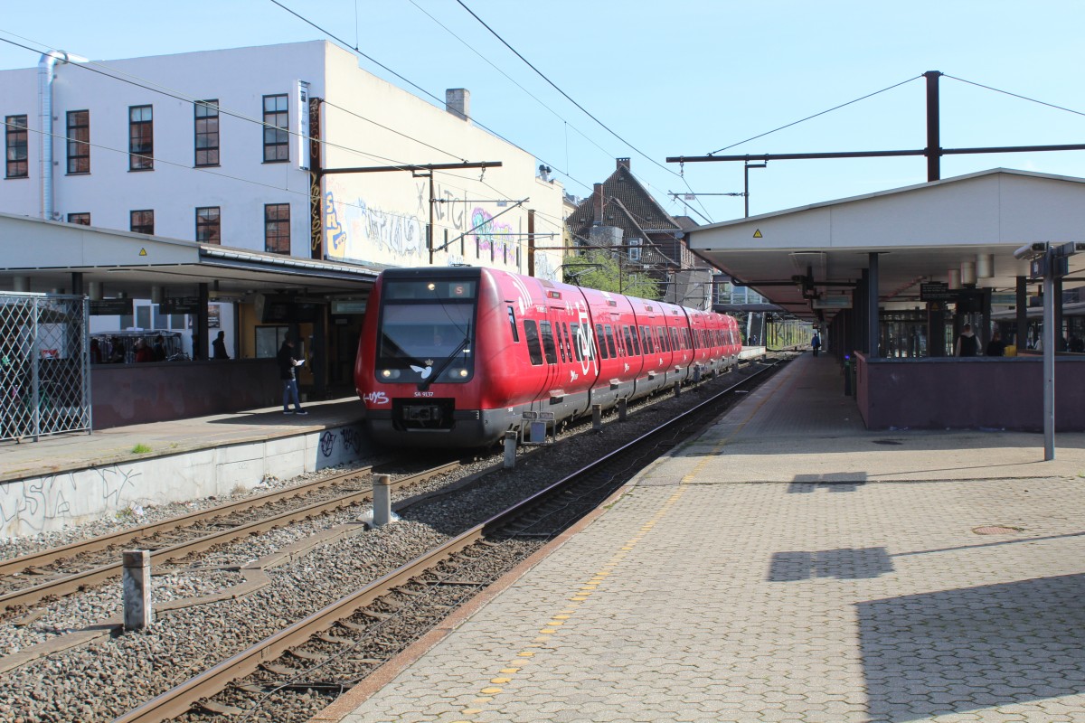 København / Kopenhagen DSB S-Bahn: Ein Zug auf der Linie C (SA 9137) befindet sich am 12. April 2014 im Bahnhof Valby. - Der Zug fährt in Richtung Frederikssund über Vanløse und Ballerup.