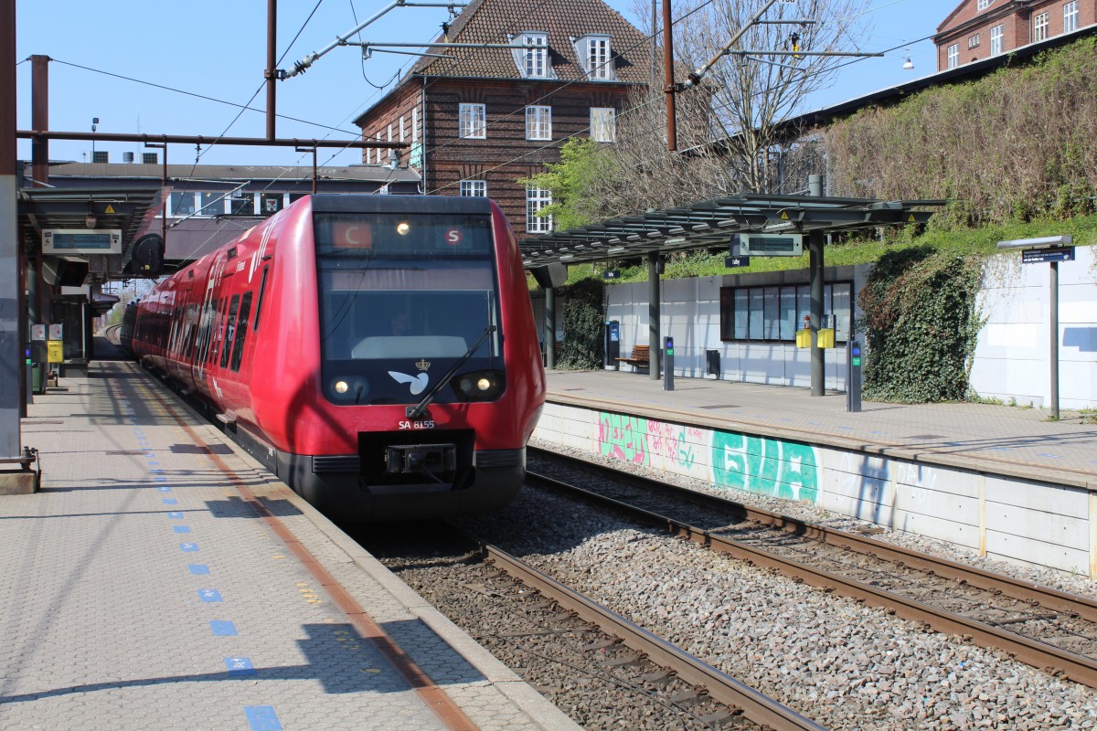 København / Kopenhagen DSB S-Bahn: Linie C (SA 8155) Bahnhof Valby am 19. April 2014. - Der Zug fährt in Richtung Klampenborg über København H (: Hauptbahnhof) 