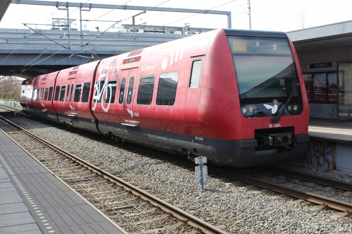 København / Kopenhagen DSB S-Bahn: Linie F (LHB/Siemens-SE 4104) S-Bf Danshøj am 1. April 2014. - Der Zug fährt in Richtung Ny Ellebjerg. - Am oberen Bahnsteig halten die Züge der S-Bahnlinie B (Høje Taastrup - Holte (- Hillerød)). 