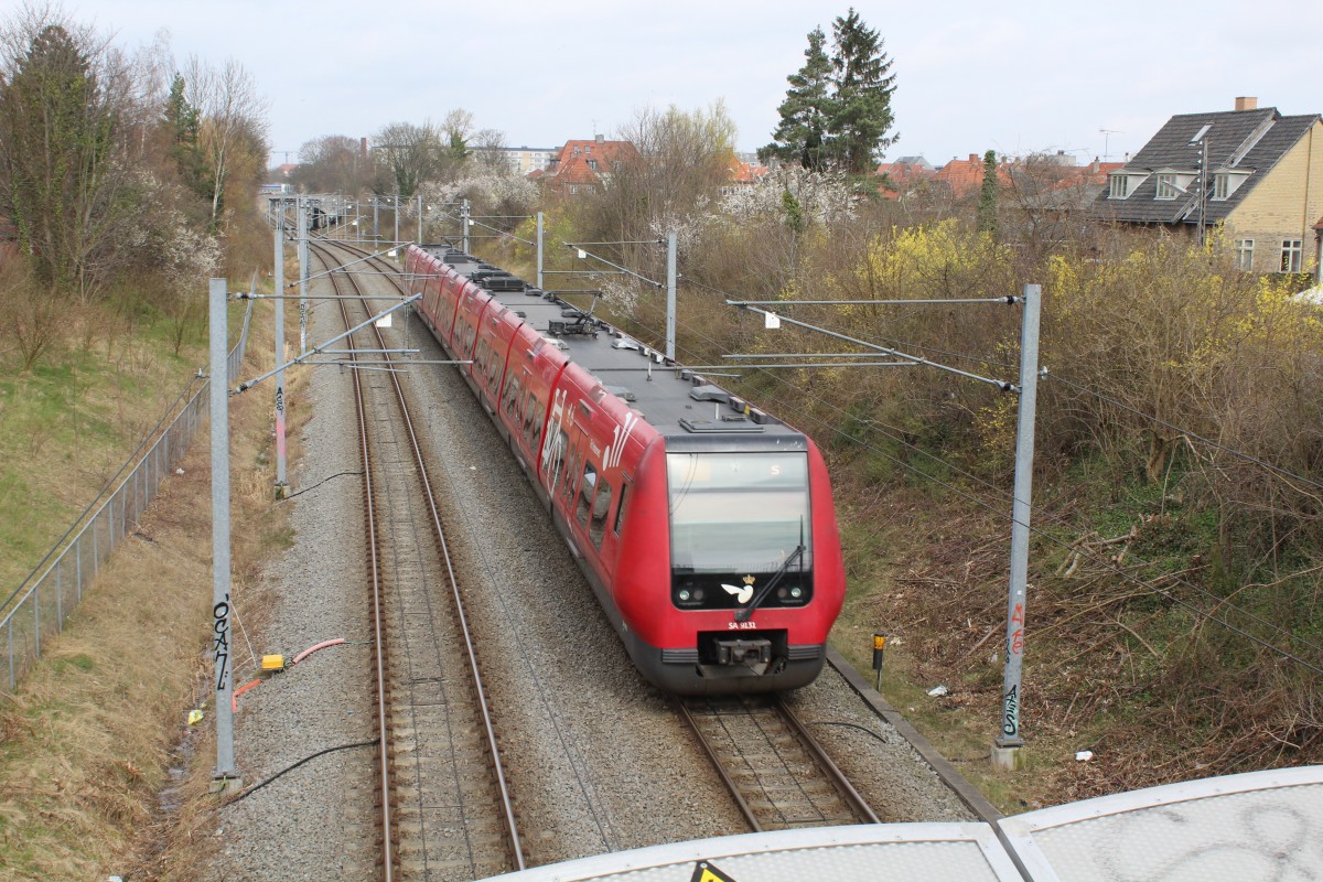København / Kopenhagen DSB S-Bahn: Eine Garnitur der Linie F (SA 9131) hat eben den S-Bf Danshøj verlassen, um weiter in Richtung Hellerup über Flintholm und Nørrebro zu fahren. Datum: 7. April 2014. 