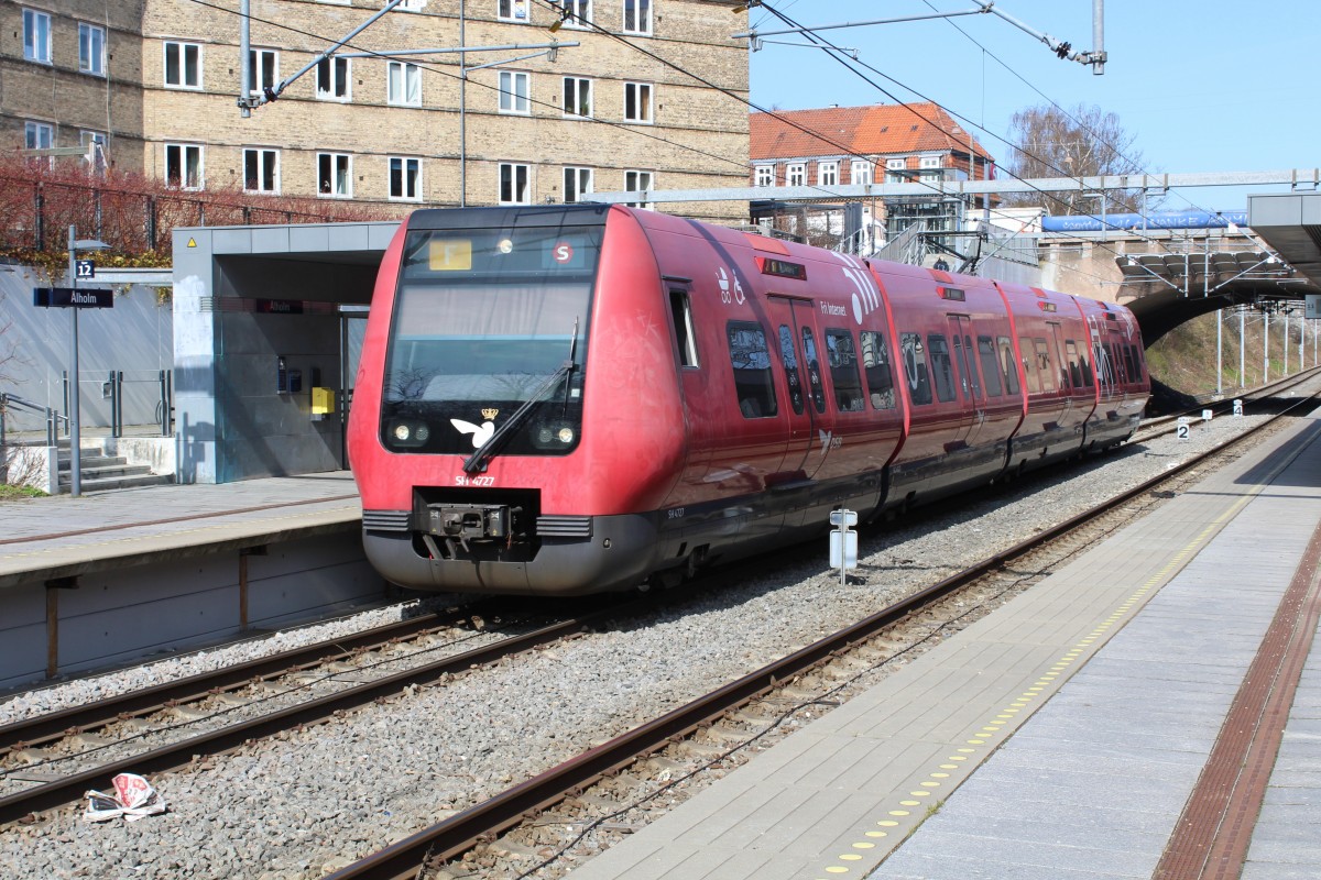 København / Kopenhagen DSB S-Bahn: Linie F (LHB/Siemens-SH 4727) S-Bf Ålholm am 3. April 2014. - Der Zug fährt in Richtung Ny Ellebjerg.