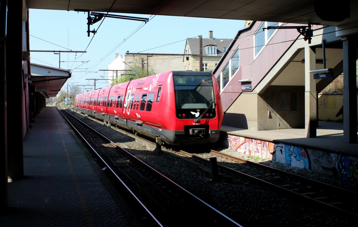 København / Kopenhagen DSB S-Bahn: Linie B (LHB/Siemens-SA 8130) Bahnhof Valby am 19. April 2014. - Der Zug fährt in Richtung Høje Taastrup.