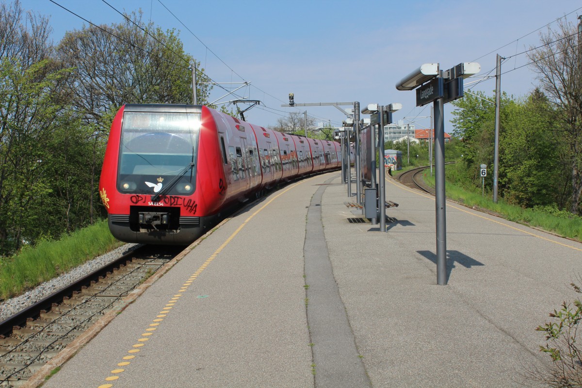 København / Kopenhagen DSB S-Bahn: Eine Garnitur der Linie C (SA 8134) erreicht am 26. April 2014 den S-Bahnhof Langgade. - Der Zug fährt in Richtung Klampenborg über København H / Hauptbahnhof. 