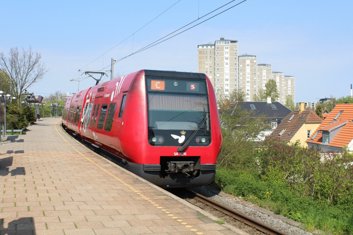 København / Kopenhagen DSB S-Bahn: Eine Garnitur der Linie C (SA 8135) verlässt eben den S-Bahnhof Langgade, um weiter nach Frederikssund über Flintholm und Ballerup Zu fahren.