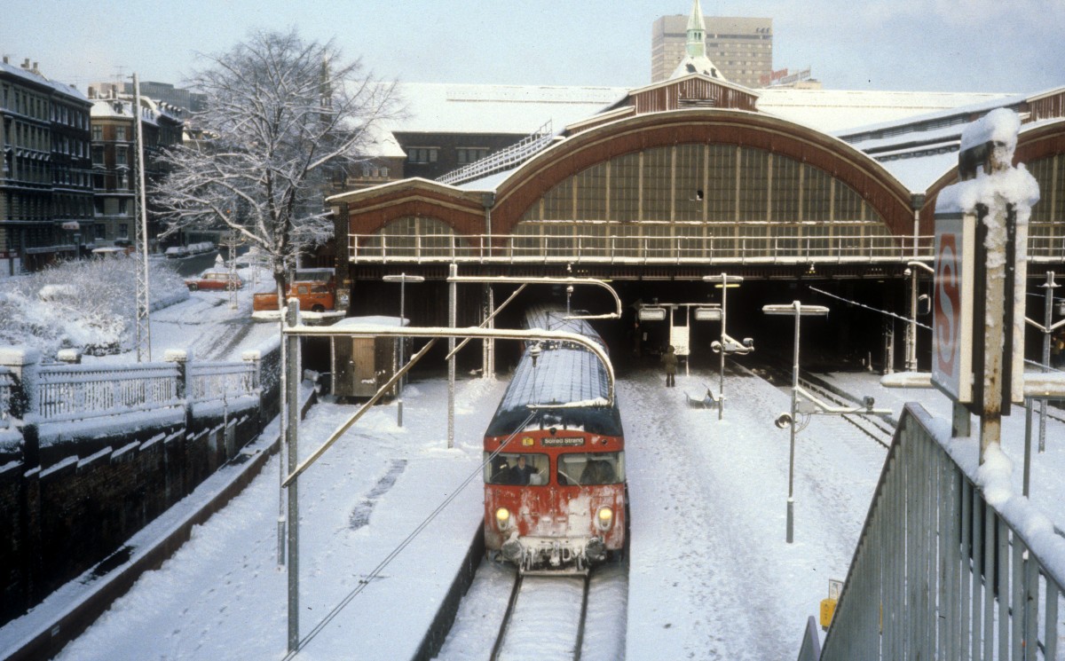 København / Kopenhagen DSB S-Bahnlinie E København H / Kopenhagen Hauptbahnhof am 5. Januar 1981.