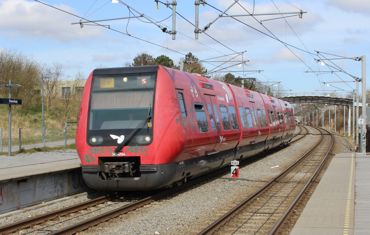 København / Kopenhagen DSB S-Bahnlinie F Danshøj am 1. April 2014. - Der Zug fährt in Richtung Ny Ellebjerg.