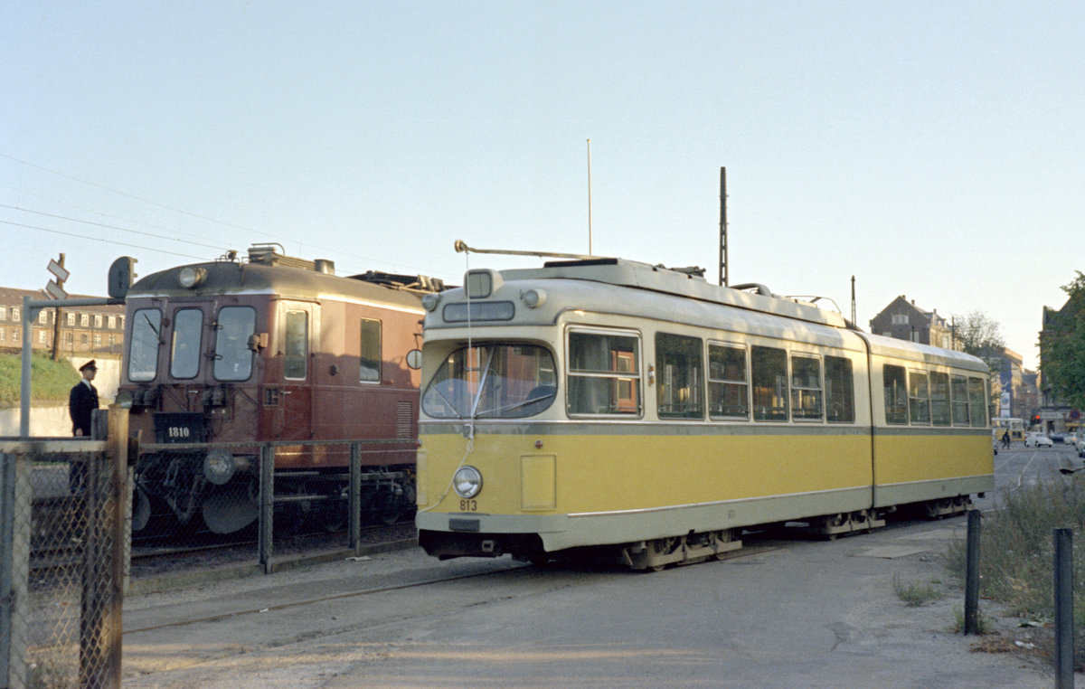 København / Kopenhagen København Sporveje (KS): Der DÜWAG/Kiepe-GT 813 hält am 17. September 1969 auf einem Verbindungsgleis zwischen dem Straßenbahnnetz der KS und dem Eisenbahnnetz der DSB am DSB-Bahnhof København L. Der GT6 wartet auf den Transport zum Kopenhagener Freihafen über die DSB-Gleise. - In der zweiten hälfte des Jahres 1969 wurden die DÜWAG/Kiepe-GT6 801-840 und 842-851 aus dem Kopenhagener Straßenbahnbetrieb gezogen und nach Ägypten verschifft. Die Verschiffung geschah vom Freihafen. - Links vom Straßenbahnfahrzeug sieht man den DSB-Triebwagen MO 1810 am Bahnsteig des Bahnhofs København L. Die DSB-Züge, die damals hier fuhren, bedienten die Bahnstrecke København L - Farum; der größte Teil dieser Strecke wird heute durch S-Bahngarnituren bedient. - Scan eines Farbnegativs. Film: Kodak Kodacolor X.