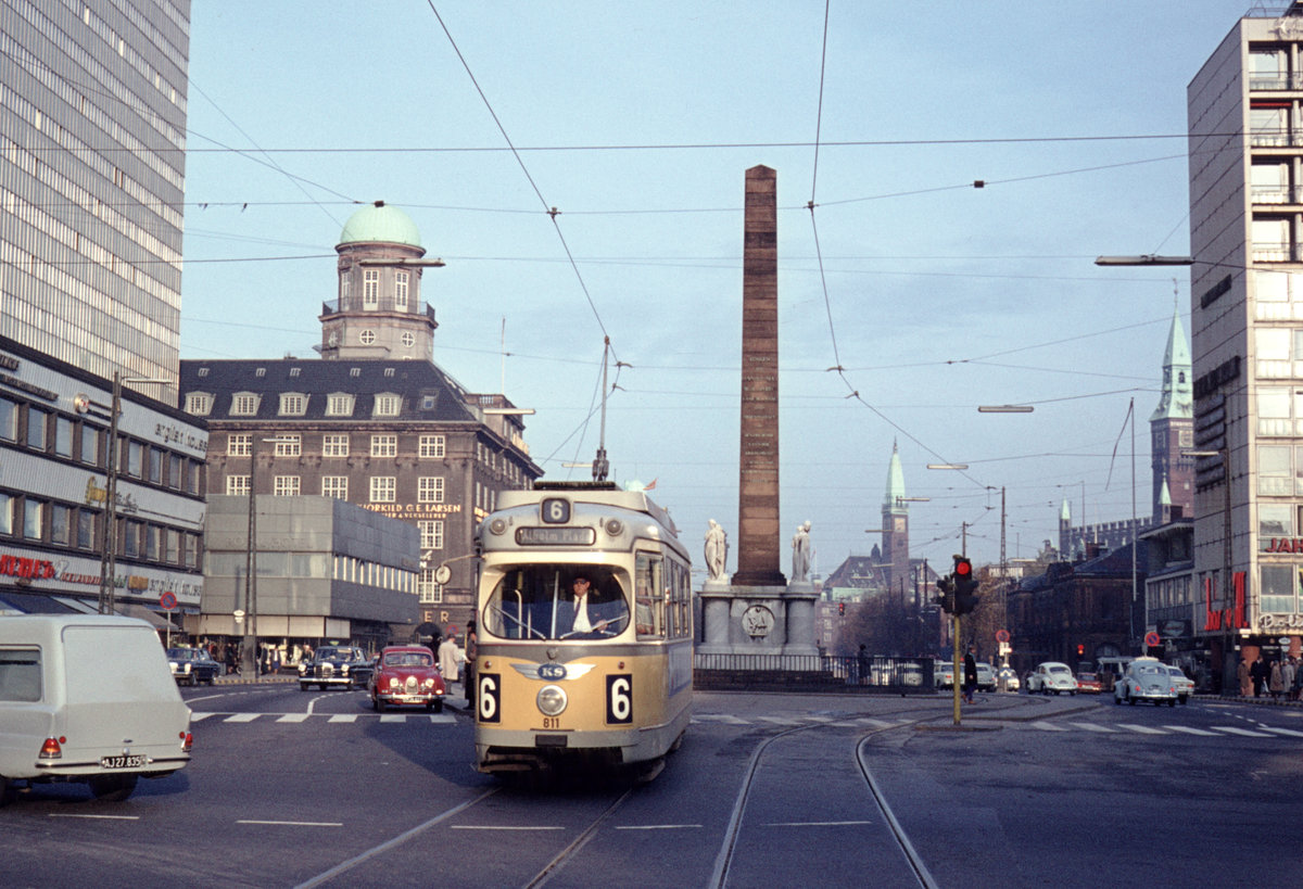 København / Kopenhagen København Sporveje (KS) SL 6 (DÜWAG/Kiepe-GT6 811) København V, Vesterbro, Vesterbrogade / Reventlowsgade im November 1968. - Im Hintergrund  Frihedsstøtten , das Monumenent für die Aufhebung der Erbuntertänigkeit, 1791-1797 errichtet. Die Aufhebung der Erbuntertänigkeit fand im Jahre 1788 statt, und einer der Initiatoren dieser Entwicklung war (Christian Ditlev Frederik) Reventlow, 1748-1827. - Scan eines Diapositivs. Film: Agfa CT18.