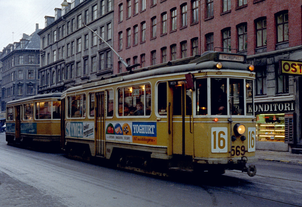 København / Kopenhagen Københavns Sporvej SL 16 (Tw 569 + Bw 15**) København V, Vesterbro, Istedgade / Saxogade am 13. Februar 1970. - Scan eines Farbnegativs. Film: Kodak Kodacolor X.
