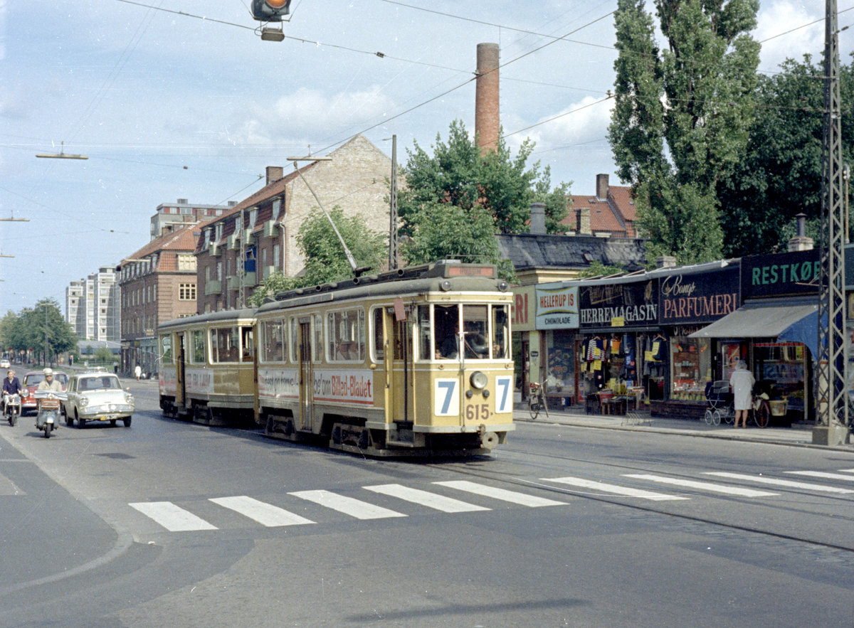 København / Kopenhagen Københavns Sporveje SL 7 (Tw 615 + Bw 15xx) Brønshøj, Bellahøj, Frederikssundsvej / Degnemose Allé im Juli 1968. - Scan von einem Farbnegativ. Film: Kodacolor X.