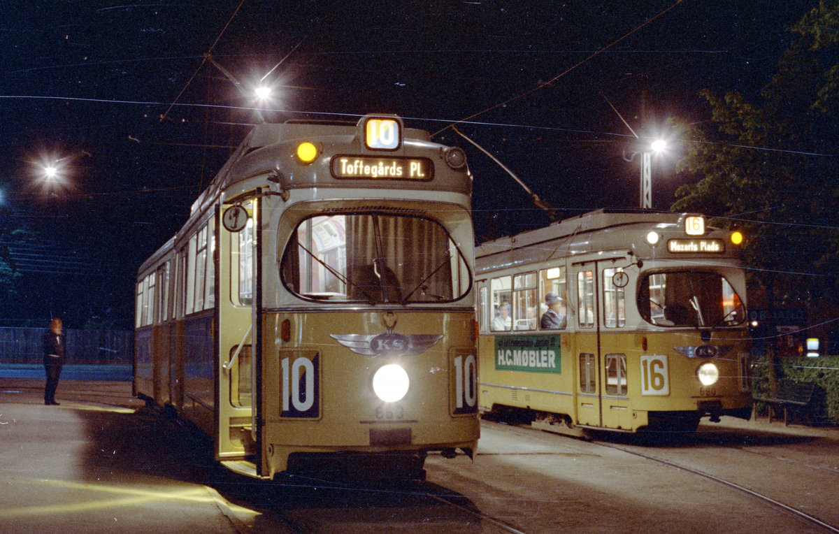 København / Kopenhagen Københavns Sporveje SL 10 (DÜWAG-GT6 863) / SL 16 (DÜWAG-GT6 890) København NV, Emdrup, Emdrupvej (Endst. der beiden Linien) am 28. Juli 1968. - Scan von einem Farbnegativ. Film: Kodak Kodacolor X Film.