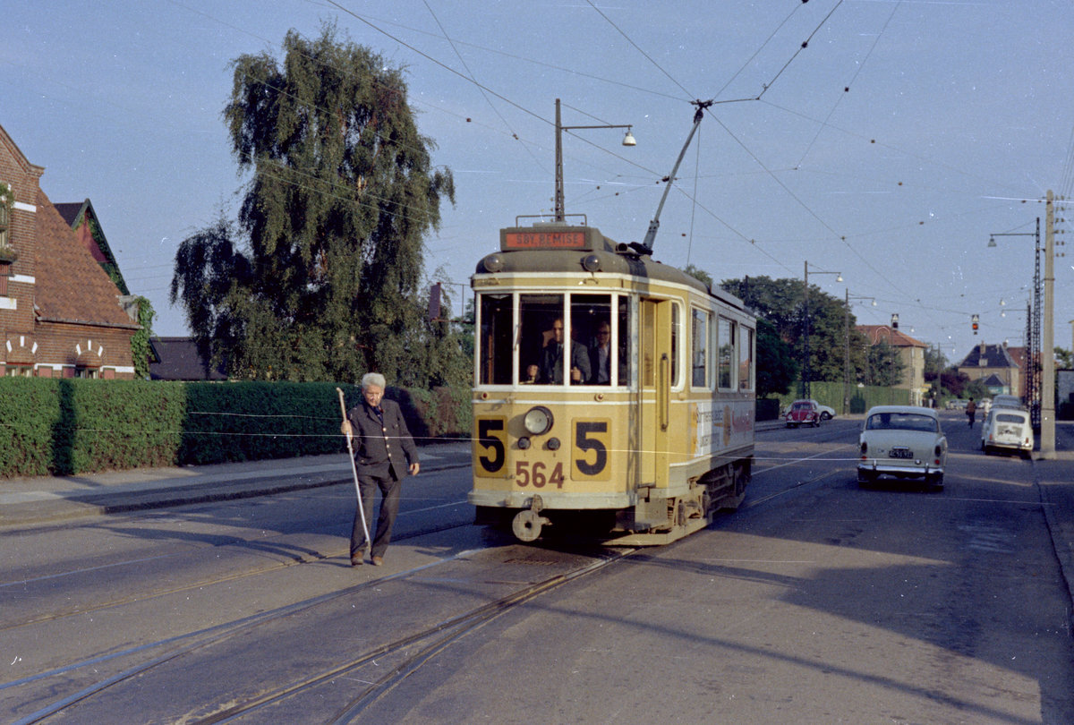 København / Kopenhagen Københavns Sporveje SL 5 (Tw 564 + Bw 15xx) København S, Sundbyøster, Backersvej / Kretavej im August 1968. - Kurze Zeit nach der Aufnahme bog der Zug in die Straße Kretavej ein, um zum Betriebsbahnhof Sundby zu fahren. - Scan von einem Farbnegativ. Film: Kodak Kodacolor X Film. 