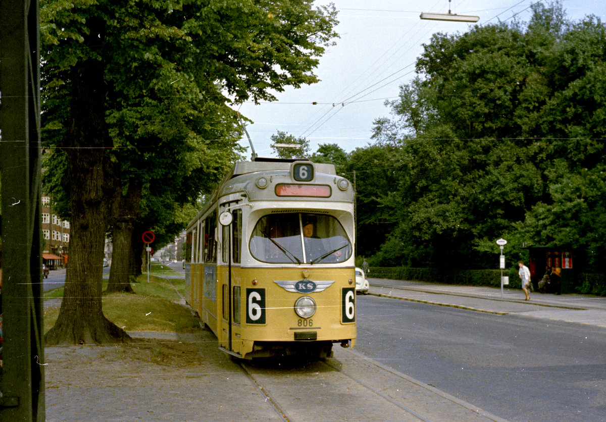 København / Kopenhagen Københavns Sporveje SL 6 (DÜWAG-GT6 806) København Østerbro, Jagtvej im August 1968. - Nach der Stillegung der SL 9 im Frühling 1966 und bis zur Einstellung der SL 6 im Frühling 1969 wurden die Straßenbahngleise in dieser Straße zwischen Østerbrogade und Vibenhus Runddel (Jagtvej / Lyngbyvej) nur von den Zügen der SL 6, die vom und zum Straßenbahnbetriebsbahnhof Svanemøllen fuhren, verwendet. Als die SL 9 noch in Betrieb war, war die Strecke zweigleisig. - Scan von einem Farbnegativ. Film: Kodak Kodacolor X Film.