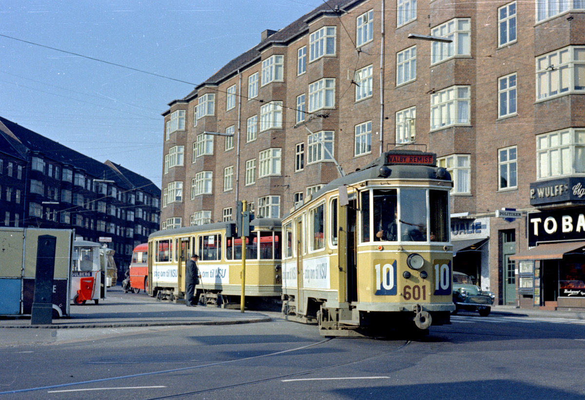 København / Kopenhagen Københavns Sporveje SL 10 (Tw 601 + Bw 15xx) Valby, Toftegårds Plads am 9. August 1968. - Scan von einem Farbnegativ. Film: Kodak Kodacolor X Film.