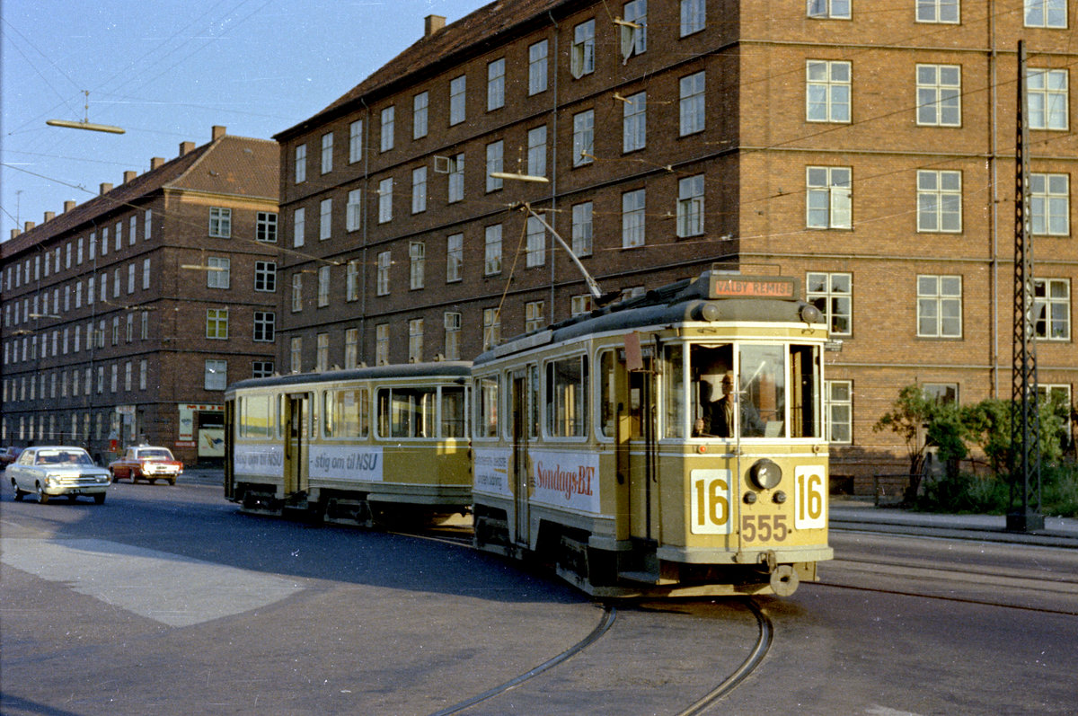 København / Kopenhagen Københavns Sporveje SL 16: Ein Zug bestehend aus dem Triebwagen 555 und einem Beiwagen der Serie 1501 - 1583 erreicht am späten Nachmittag des 9. August 1968 den Straßenbahnbetriebsbahnhof Valby in der Valby Langgade. - Scan von einem Farbnegativ. Film: Kodak Kodacolor X Film.