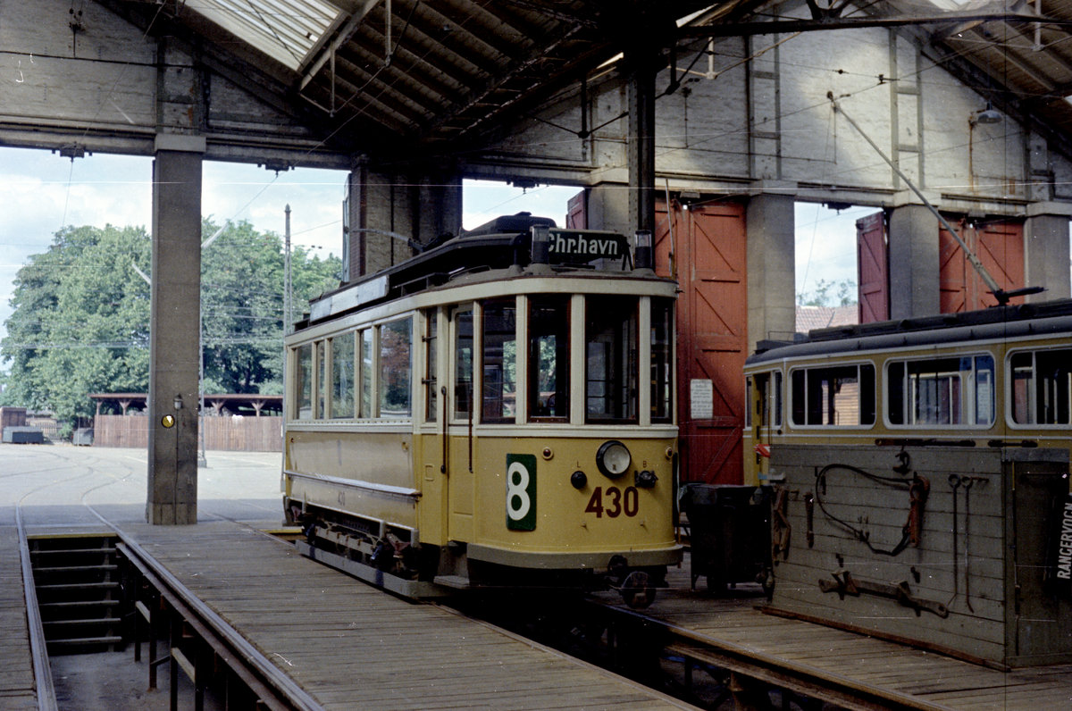 København / Kopenhagen Københavns Sporveje SL 8 (KS-Museumstriebwagen 430) København Østerbro, Straßenbahnbetriebsbahnhof Svanemøllen am 11. August 1968. - Am Wochenende dem 17. und dem 18. August 1968 sollte man das 350jährige Jubiläum des Stadtteiles Christianshavn feiern. Anlässlich dieses Jubiläums hatte man geplant, die im Frühling 1965 eingestellte Straßenbahnlinie 8 (Christianshavn - Rådhusplads - Bellahøj) für die beiden Tage wiedererstehen zu lassen, zwar nicht auf der ganzen Strecke (von der ein großer Teil nicht mehr befahrbar war), sondern zwischen Rådhusplads (dem Kopenhagener Rathausplatz) und Christianshavn, wo die Schleife Prinsessegade - Skt. Annæ Gade - Dronningensgade geschlossen worden war, weshalb die Wagen bis zur Skånegade (auf der Insel Amager) fahren sollten. Die vorübergehende Wiedererrichtung einer eingestellten Straßenbahnlinie entsprach nicht der Haltung der straßenbahnfeindlichen und autofreundlichen Verwaltung der Kopenhagener Straßenbahn, aber in diesem Fall hatte man diese unerhörte und außergewöhnliche Wiedererrichtung genehmigt, vielleicht weil die Linie 8 eine Art Kultstatus in Kopenhagen hatte. - Am 11. August hatten die Mitarbeiter des Straßenbahnbetriebsbahnhofes Svanemøllen den einen der drei in diesen Sonderbetrieb einzusetzenden Triebwagen schon bereit gemacht. - Scan von einem Farbnegativ. Film: Kodak Kodacolor X Film. 