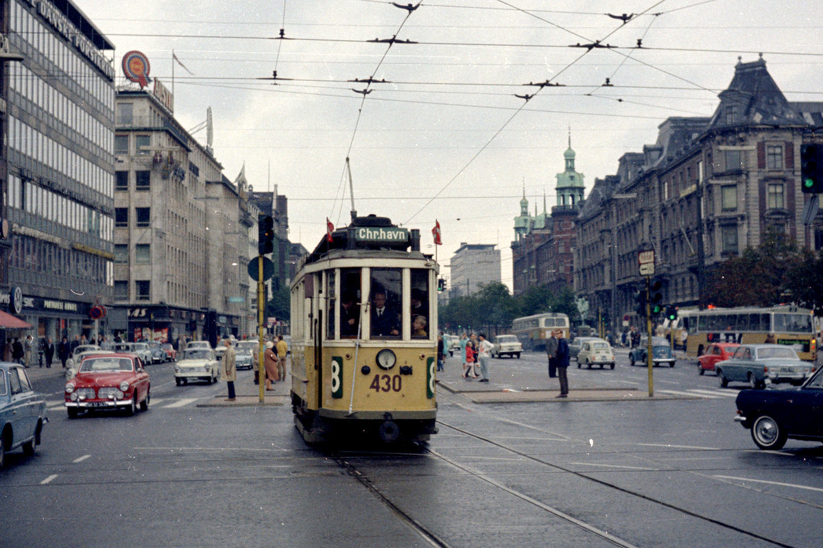 København / Kopenhagen Københavns Sporveje am 17. August 1968: Der KS-Museumstriebwagen 430 hat eben die Haltestelle am Kopenhagener Rathausplatz in Richtung Christianshavn verlassen. Zusammen mit dem Tw 305 bediente der Tw 430 als Sonderstraßenbahnlinie 8 die Strecke Rådhusplads (Studiestræde)-Christianshavn (Skånegade). - Die (richtige) SL 8 (Bellahøj-Rådhusplads-Christianshavn) wurde im Frühling 1965 eingestellt, aber anlässlich des 350jährigen Jubiläums des Stadtteiles Christianshavn, das am Wochenende dem 17. und 18. August 1968 gefeiert wurde, hatte man eine verkürzte Linie 8 an diesem Wochenende wiedererstehen lassen. - Der Tw 430 befindet sich jetzt in der Sammlung des Dänischen Straßenbahnmuseums (Sporvejsmuseet Skjoldenæsholm. - Scan von einem Farbnegativ. Film: Kodak Kodacolor X Film. 