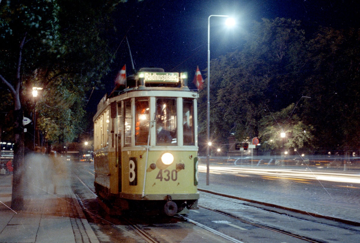 København / Kopenhagen Københavns Sporveje: Museumstriebwagen 430 auf der anlässlich des 350jährigen Jubiläums des Stadtviertels Christianhavn wiedererstandenen SL 8. Ort: Christiansborg Slotsplads / Højbro. Datum: 17. August 1968. - Scan von einem Farbnegativ. Film: Kodak Kodacolor X Film.