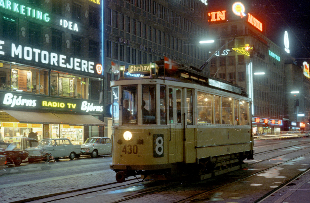 København / Kopenhagen Københavns Sporveje: Museumstriebwagen 430 auf der anlässlich des 350jährigen Jubiläums des Stadtviertels Christianshavn für zwei Tage wiedererstandenen SL 8. Ort: Rådhusplads (: Rathausplatz). Datum: 17. August 1968. - Scan von einem Farbnegativ. Film: Kodak Kodacolor X Film.