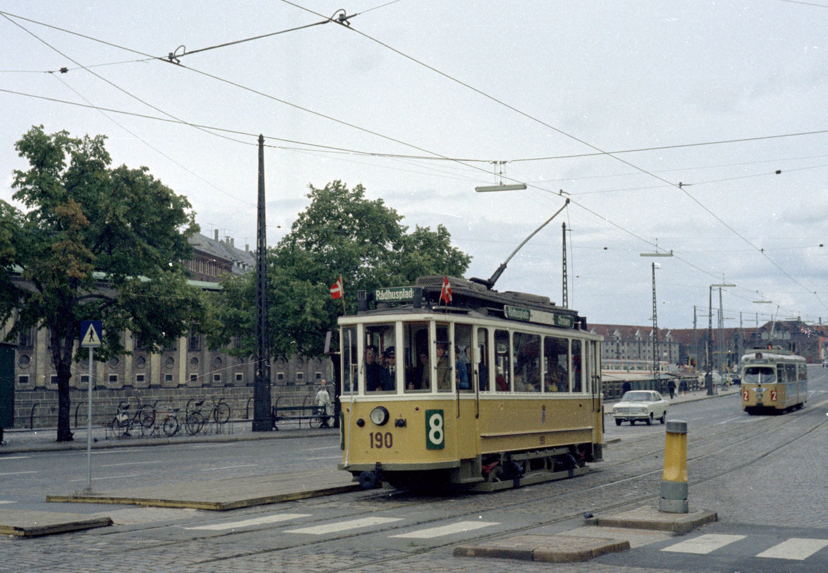 København / Kopenhagen Københavns Sporveje: Am Sonntag dem 18. August 1968 hält der KS-Museumstriebwagen 190 auf der kurzweilig wiedererstandenen SL 8 an der Haltestelle in der Børsgade (København K, Slotsholmen). - Der Tw befindet sich heute in der Sammlung des Dänischen Straßenbahnmuseums (Sporvejsmuseet Skjoldenæsholm)