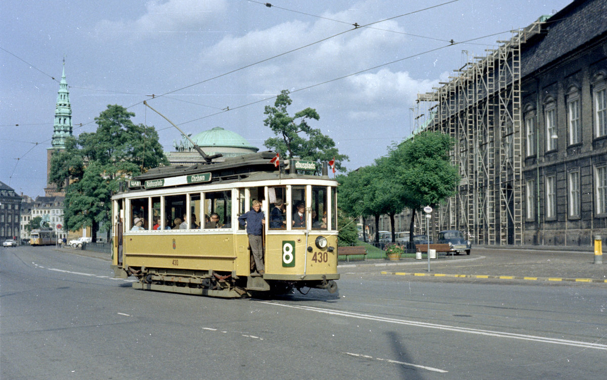 København / Kopenhagen Københavns Sporveje: Auf der anlässlich des 350jährigen Bestehens des Stadtviertels Christianshavn zeitweilig wiedererrichteten SL 8 nähert sich am 18. August 1968 der KS-Museumstriebwagen 430 der Stormbro (: Sturmbrücke ). - Der Tw gehört heute zur Sammlung des Dänischen Straßenbahnmuseums (Sporvejsmuseet Skjoldenæshom). - Scan von einem Farbnegativ. Film: Kodak Kodacolor X.