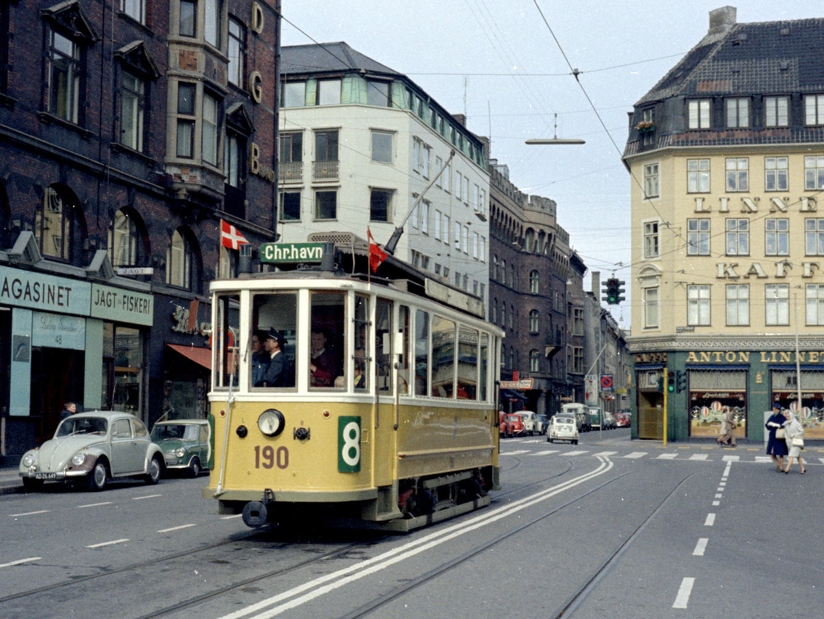 København / Kopenhagen Københavns Sporveje SL 8 (KS-Museumstriebwagen 190) Vesterbro, Studiestræde / H.C. Andersens Boulevard (Endstation  Rådhusplads  der anlässlich des 350jährigen Jubiläums vom Stadtviertel Christianshavn wiedererstandenen legendarischen  Christianshavner Straßenbahnlinie ). - Der Tw 190 gehört heute zur Sammlung des Dänischen Straßenbahnmuseums (Sporvejsmuseet Skjoldenæsholm). - Scan von einem Farbnegativ. Film: Kodak Kodacolor X.