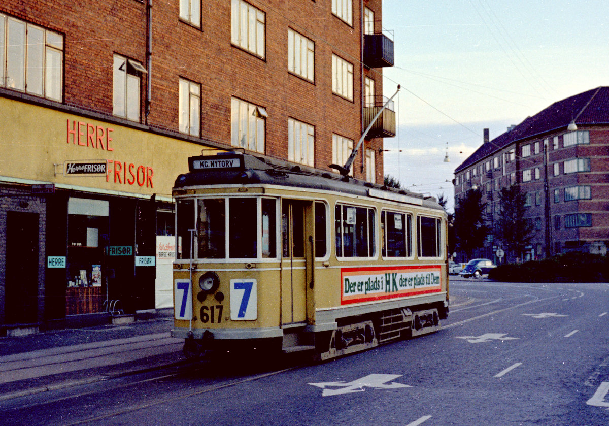 København / Kopenhagen Københavns Sporveje SL 7 (Tw 617) Nørrebro, Nørrebro Station im September 1968. - Scan von einem Farbnegativ. Film: Kodak Kodacolor X.