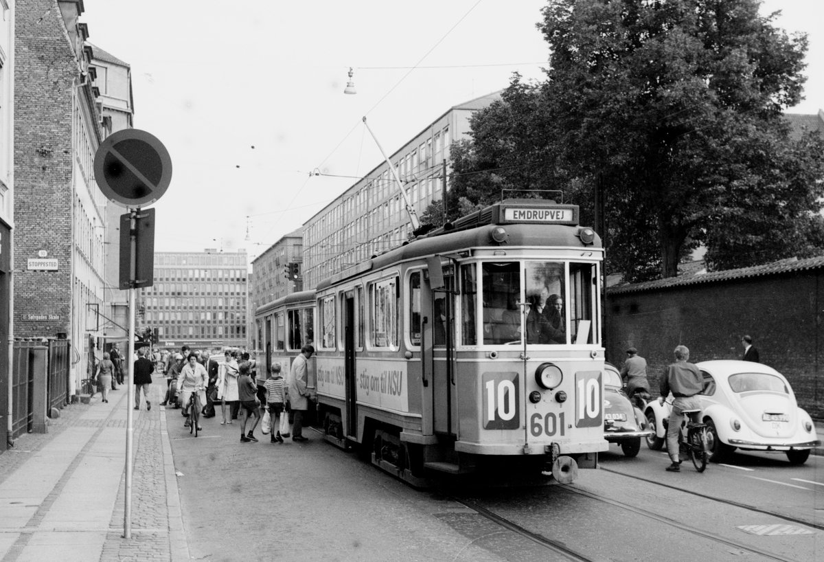København / Kopenhagen Københavns Sporveje SL 10 (Tw 601 + Bw 15xx) København K (Stadtmitte), Sølvgade / Sølvgades Skole im September 1968. - Scan von einem S/W-Negativ. Film: Ilford FP3.