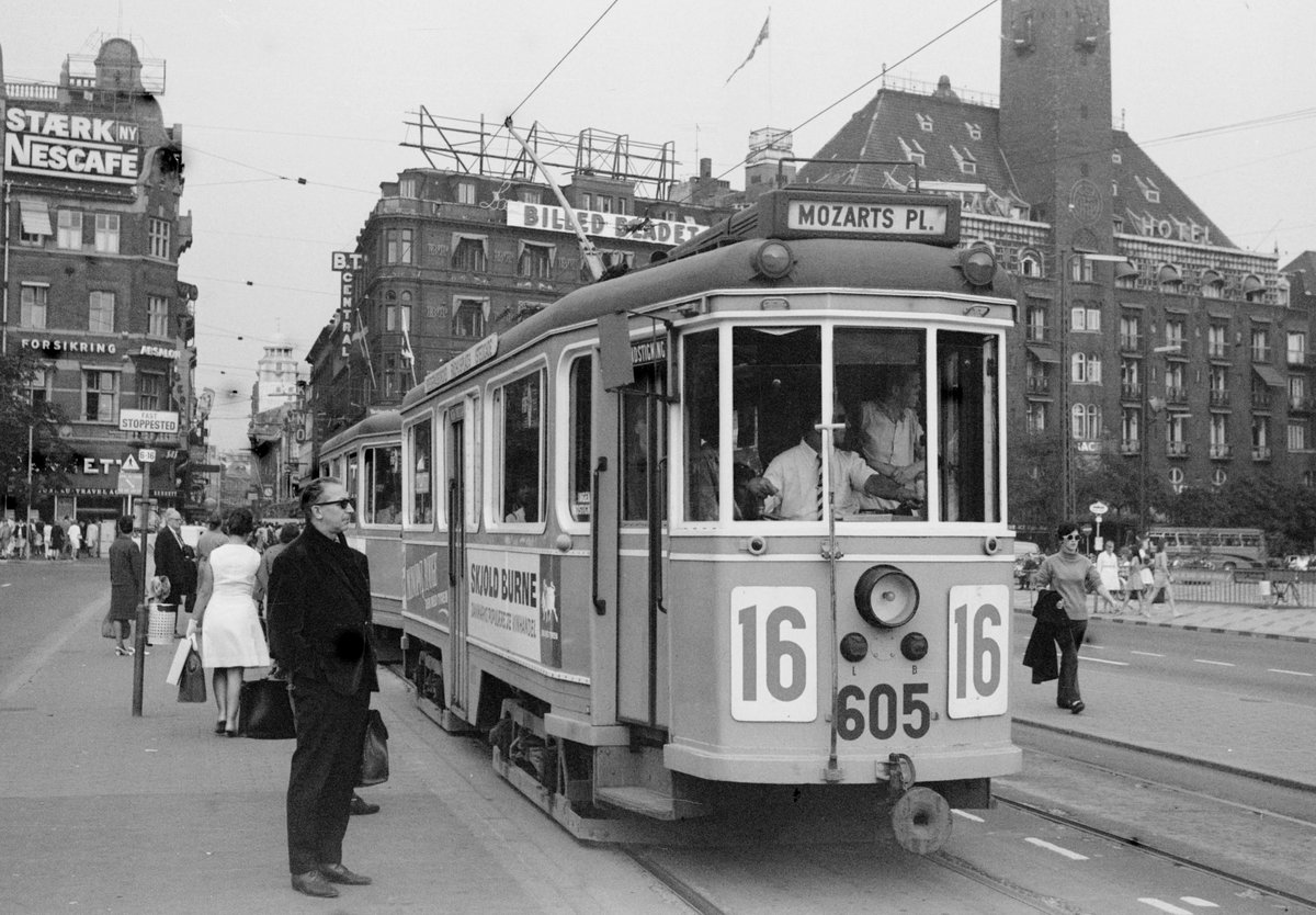 København / Kopenhagen Københavns Sporveje SL 16 (Tw 605 + Bw 15xx) Rådhuspladsen (Rathausplatz) im September 1968. - Scan von einem S/W-Negativ. Film: Ilford FP3.