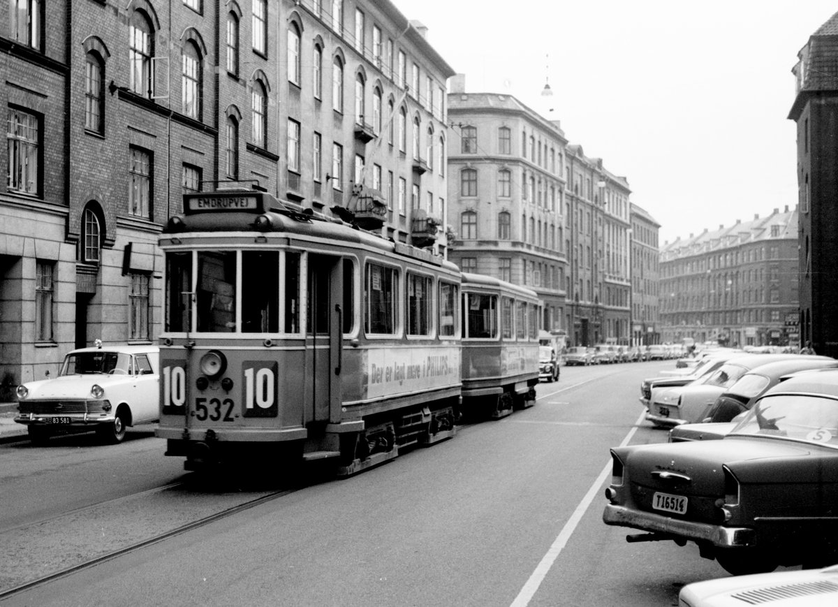 København / Kopenhagen Københavns Sporveje SL 10 (Tw 532 + Bw 15xx) Nørrebro, Ægirsgade im September 1968. - Der Zug fährt auf der Betriebsstrecke zwischen dem Straßenbahnbetriebsbahnhof Nørrebro und der Stammstrecke der Linie. - Der Riese Ægir, dt. Ägir, war in der Nordischen Mythologie Meeresgott. In diesem Teil vom Stadtviertel Nørrebro gibt es mehrere Straßen, die ihre Namen von Göttern der Nordischen Mythologie und Personen aus der dänischen (Sagen-)Geschichte haben - Scan von einem S/W-Negativ. Film: Ilford FP3.