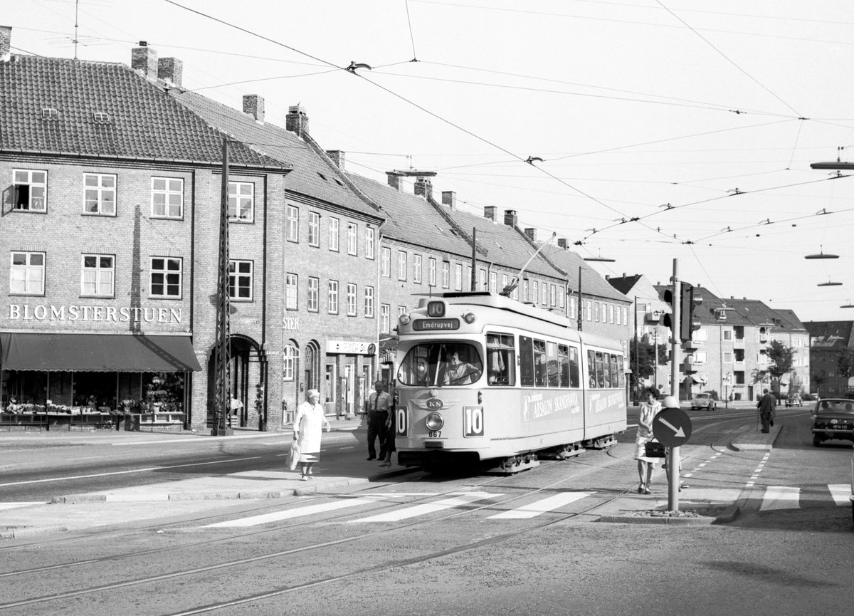 København / Kopenhagen Københavns Sporveje SL 10 (DÜWAG-GT6 867) København NV (: Nordwesten), Bispebjerg, Tagensvej / Frederiksborgvej / Bispebjerg Torv (: Markt(platz)) im September 1968. - Scan von einem S/W-Negativ. Film: Ilford FP3.