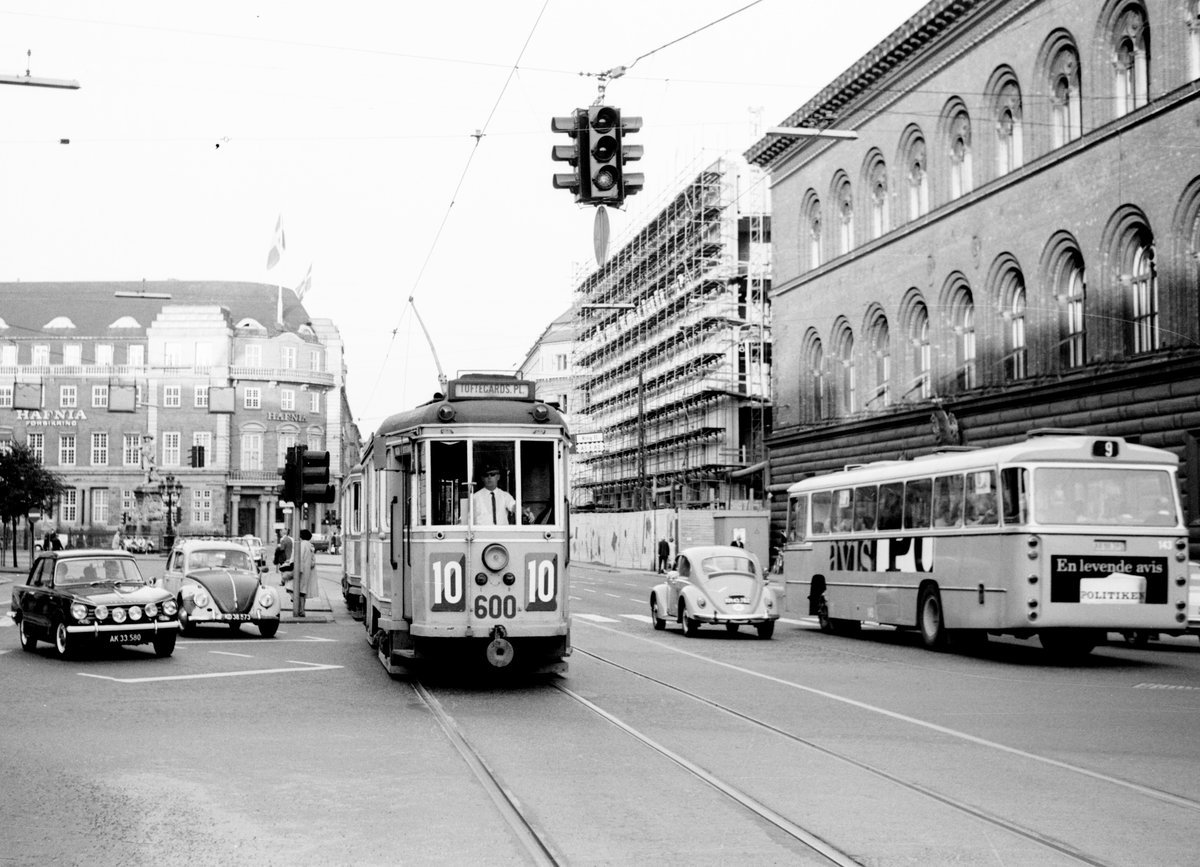 København / Kopenhagen Københavns Sporveje SL 10 (Tw 600 + Bw 15xx) København K (Stadtmitte), Holmens Kanal / Bremerholm / Havnegade im September 1968. - Das alte Gebäude der dänischen Nationalbank, das sich hinter dem Bus befindet und das 1866-1870 vom Architekten J.D. Herholdt im florentinischen Renaissancestil errichtet wurde, gab es noch. Das neue Gebäude (links vom alten), das der Architekt Arne Jacobsen entwarf, war zu der Zeit noch im Bau; die Errichtung dauerte von 1965 bis 1978. Danach wurde das schöne alte Palais abgerissen. - Scan von einem S/W-Negativ. Film: Ilford FP3.
