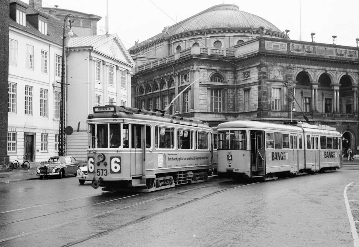København / Kopenhagen Københavns Sporveje SL 6 (Tw 573 + Bw 15xx / DÜWAG-GT6 801) København K (Stadtmitte), Kongens Nytorv im September 1968. - Links sieht man einen Teil eines frühklassizistischen Gebäudes, Harsdorffs Hus, das Ende des 18. Jahrhunderts vom Architekten C. F. Harsdorff erbaut wurde. In der Mitte und rechts ist ein großer Teil des Königlichen Theaters zu sehen; dieses Gebäude stammt aus den Jahren 1872 - 1874. - Scan von einem S/W-Negativ. Film: Ilford FP3.