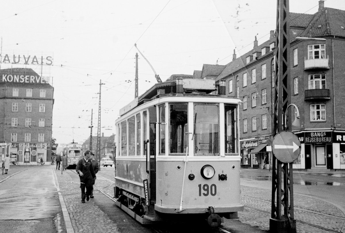 København / Kopenhagen Københavns Sporveje (KS): Der Museumstriebwagen 190 war an einem Sonntag im September 1968 als Arbeitswagen (in  Schleppdienst ) tätig. Er sollte einen DÜWAG-GT6 mit technischen Problemen abholen und zum Straßenbahnbetriebsbahnhof Svanemøllen schleppen. Auf dem Bild befindet sich der Tw am Hans Knudsens Plads. - Der Tw 190 befindet sich heute in der Sammlung des Dänischen Straßenbahnmuseums (Sporvejsmuseet Skjoldenæsholm). - Scan von einem S/W-Negativ. Film: Ilford FP3.